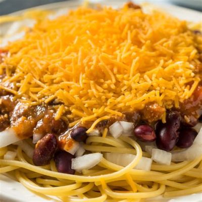   Cincinnati Chili - 깊은 매콤함과 부드러운 치즈의 조화는 마치 음악 같은 풍미를 선사해요!